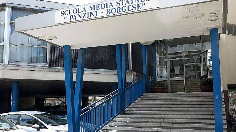Rimini, insegnante a scuola senza green pass, la preside chiama i carabinieri Rimini, insegnante a scuola senza green pass, la preside chiama i carabinieri