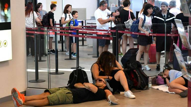 Volo da Forlì a Lampedusa con 12 ore di ritardo: Ma come si fa? Volo da Forlì a Lampedusa con 12 ore di ritardo: Ma come si fa?