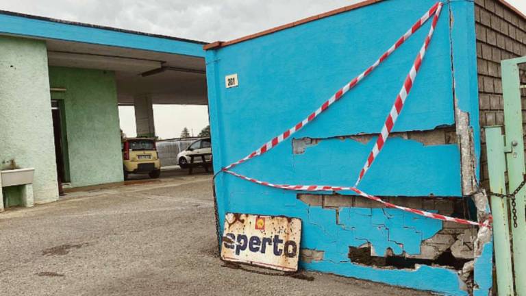 Gambettola, sbatte contro il muro del distributore Gambettola, sbatte contro il muro del distributore