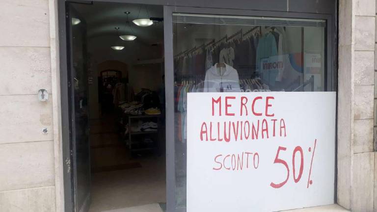 Faenza, vestiti alluvionati e ripuliti scontati del 50% Faenza, vestiti alluvionati e ripuliti scontati del 50%