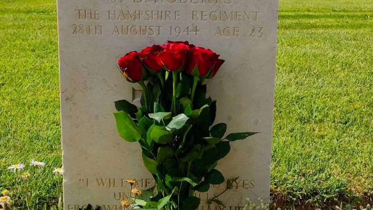 Una rosa sulla tomba dello zio morto a 23 anni per liberare l'Italia Una rosa sulla tomba dello zio morto a 23 anni per liberare l'Italia