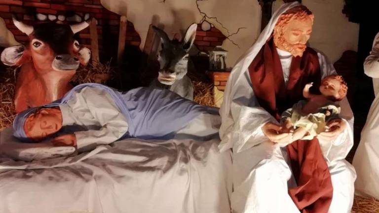 Nel presepe di Villalta Giuseppe col bambino e Maria riposa Nel presepe di Villalta Giuseppe col bambino e Maria riposa