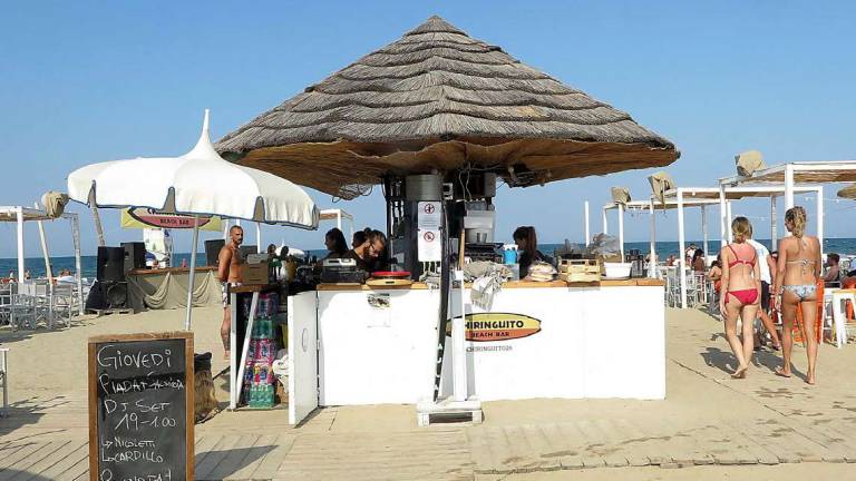 Rimini e i furbetti del chiringuito, i bagnini: Chi viola le regole danneggia tutti Rimini e i furbetti del chiringuito, i bagnini: Chi viola le regole danneggia tutti