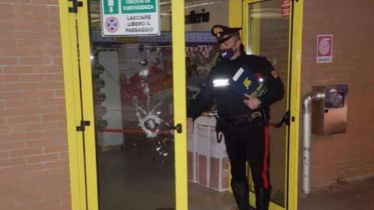 Ladro al market sorpreso dai carabinieri mentre mangia i biscotti Ladro al market sorpreso dai carabinieri mentre mangia i biscotti