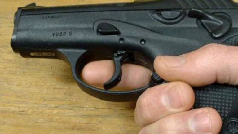 Cattolica, 49enne russa minaccia l'ex compagno con la pistola carica: Ti sparo e ti investo con l'auto Cattolica, 49enne russa minaccia l'ex compagno con la pistola carica: Ti sparo e ti investo con l'auto