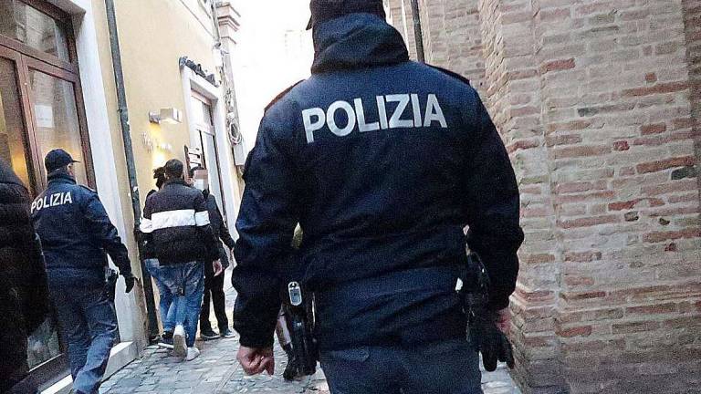 Rimini, colto sul fatto mentre spaccia: arrestato a Miramare Rimini, colto sul fatto mentre spaccia: arrestato a Miramare
