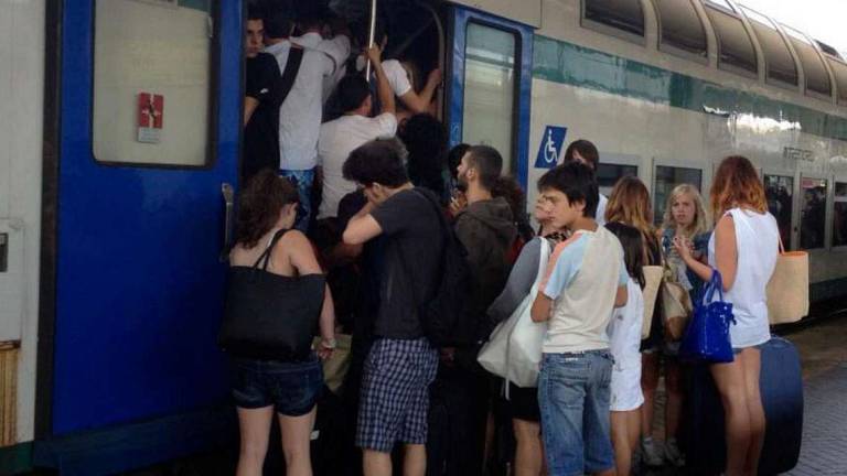 Rimini, Noi come sardine sul treno Ancona-Piacenza: dove è il distanziamento? Rimini, Noi come sardine sul treno Ancona-Piacenza: dove è il distanziamento?