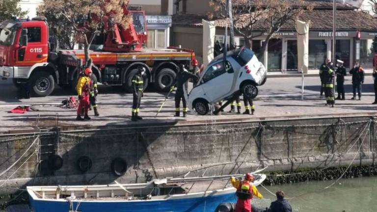 Gabicce Mare, dimentica il freno a mano: la Smart finisce nel canale Gabicce Mare, dimentica il freno a mano: la Smart finisce nel canale