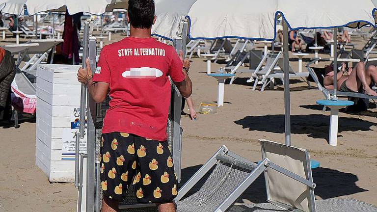 Rimini, in spiaggia dà una testata ad un poliziotto: arrestato Rimini, in spiaggia dà una testata ad un poliziotto: arrestato