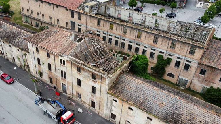 Maltempo: crolli dal tetto dell'area Sacta a Gambettola Maltempo: crolli dal tetto dell'area Sacta a Gambettola