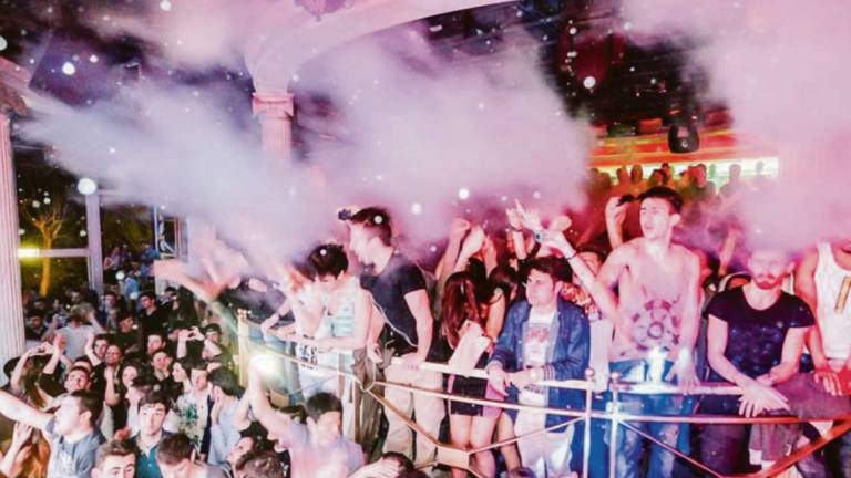 Pulmino gratis per chi ha bevuto troppo in discoteca: alla Baia Imperiale lo scelgono in 40 Pulmino gratis per chi ha bevuto troppo in discoteca: alla Baia Imperiale lo scelgono in 40