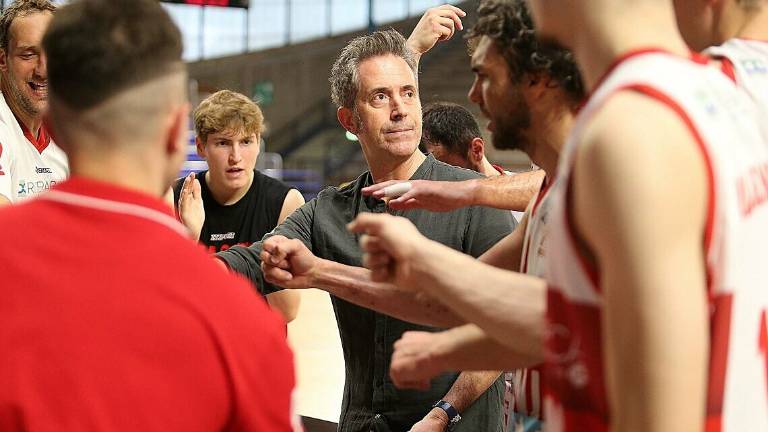 Basket B, il coach di Rimini Massimo Bernardi in ospedale per il Covid. La squadra: Forza Max Basket B, il coach di Rimini Massimo Bernardi in ospedale per il Covid. La squadra: Forza Max