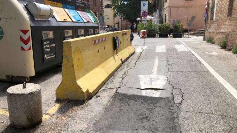 Cesena: frattura scomposta del bacino inciampando nel cratere stradale Cesena: frattura scomposta del bacino inciampando nel cratere stradale