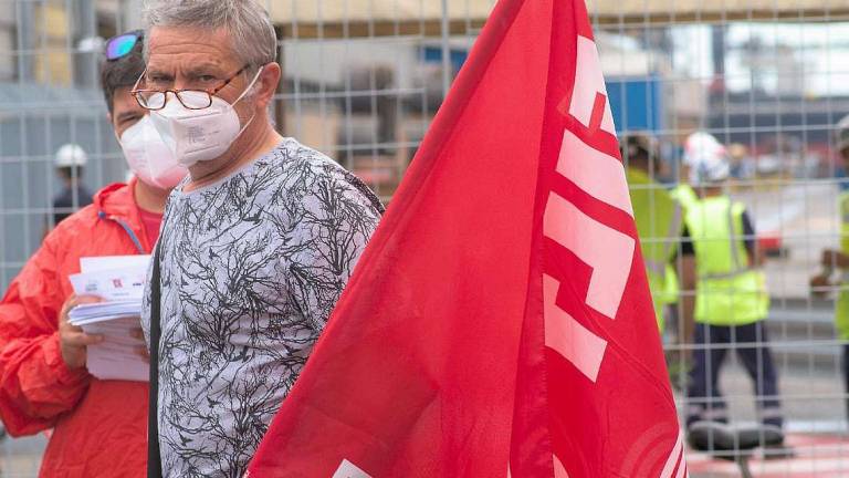 Ravenna, dopo la tragedia alla Marcegaglia: Se muore un operaio, agli impiegati non interessa Ravenna, dopo la tragedia alla Marcegaglia: Se muore un operaio, agli impiegati non interessa