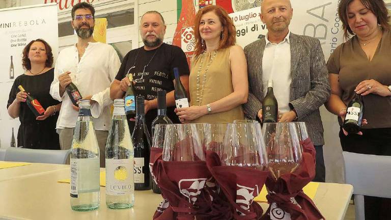 “P.assaggi di vino” in tre serate si punta a vendere 30mila calici “P.assaggi di vino” in tre serate si punta a vendere 30mila calici