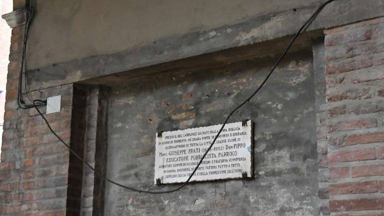 Forlì. Vandali nel chiostro di San Mercuriale, telecamere attive Forlì. Vandali nel chiostro di San Mercuriale, telecamere attive