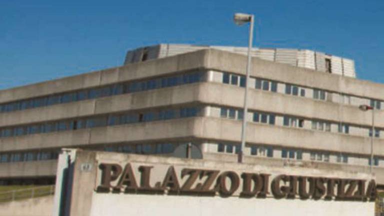Sorelline violentate a Ravenna: padre condannato a 15 anni. Non potrà fare il genitore per 30 anni Sorelline violentate a Ravenna: padre condannato a 15 anni. Non potrà fare il genitore per 30 anni