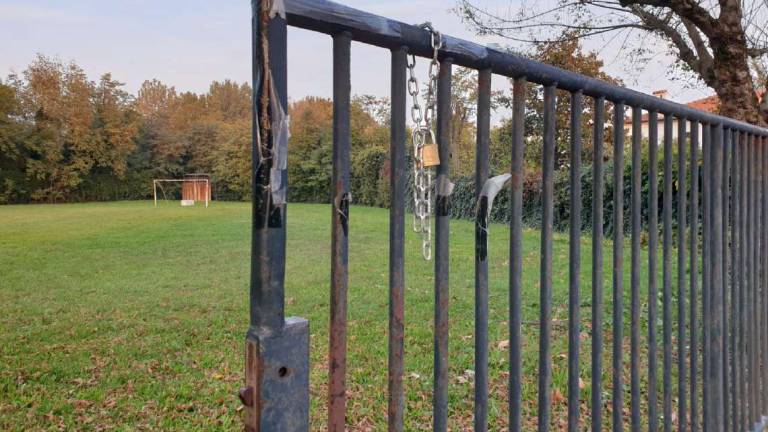 Coronavirus, giocavano a calcio al campetto. Ragazzi multati a Lugo Coronavirus, giocavano a calcio al campetto. Ragazzi multati a Lugo