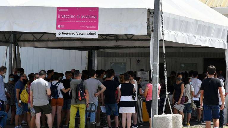 Vaccini: file e disagi in fiera a Forlì Vaccini: file e disagi in fiera a Forlì