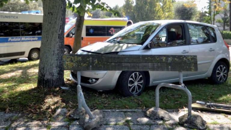 Ravenna, auto si schianta contro panchina. Ferito un 53enne Ravenna, auto si schianta contro panchina. Ferito un 53enne