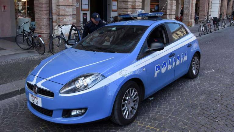 Forlì, fugge al posto di blocco e si schianta: arrestato Forlì, fugge al posto di blocco e si schianta: arrestato