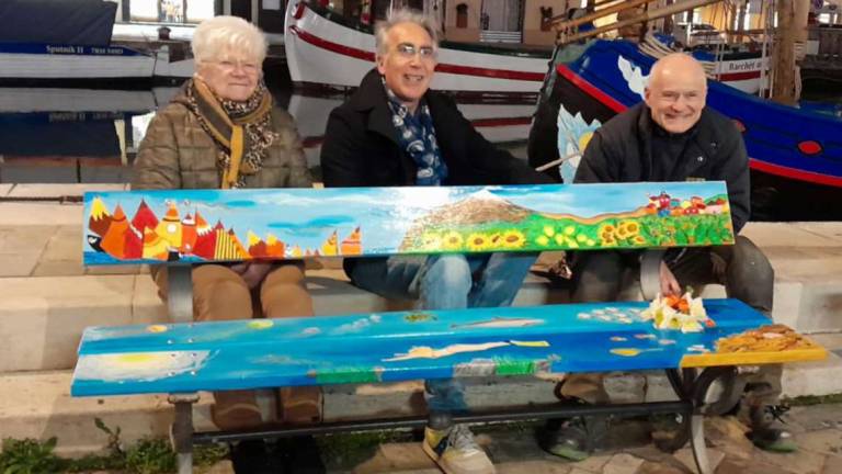 Cesenatico, dipingono una panchina per ricordare l'amica scomparsa Cesenatico, dipingono una panchina per ricordare l'amica scomparsa