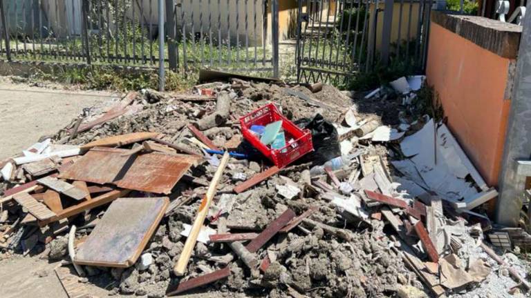 Cesena e il dopo-alluvione: ancora cumuli di rifiuti in via Ex tiro a segno Cesena e il dopo-alluvione: ancora cumuli di rifiuti in via Ex tiro a segno