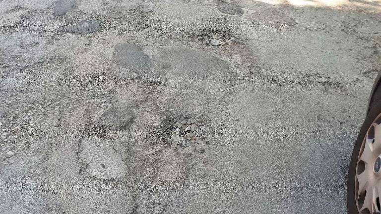 Crepe in strada a Faenza, il campione di rally guida la protesta Crepe in strada a Faenza, il campione di rally guida la protesta