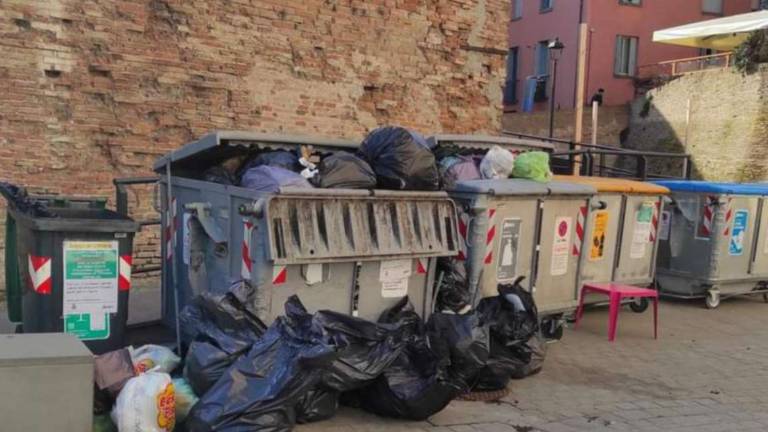 La protesta: Emergenza rifiuti nel centro di Savignano La protesta: Emergenza rifiuti nel centro di Savignano