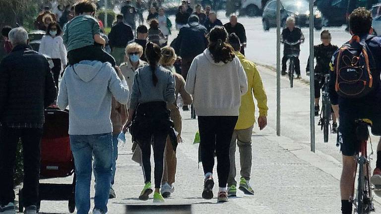 Rimini: tutti al mare in zona rossa, controlli e multe Rimini: tutti al mare in zona rossa, controlli e multe
