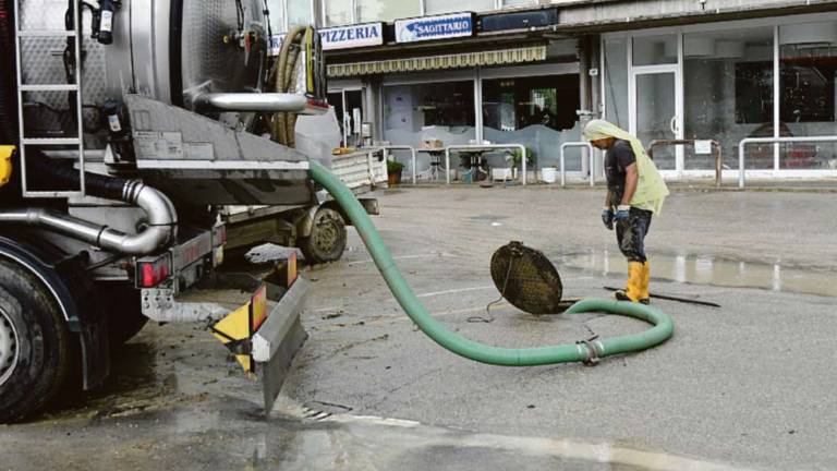 Forlì. Fogne ostruite dal fango, l'acqua fa ancora paura Forlì. Fogne ostruite dal fango, l'acqua fa ancora paura