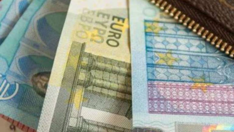 Cervia, turista trova un portafoglio con 800 euro e il bancomat con codice pin: L'ho dato ai Carabinieri, io qui mi sento a casa Cervia, turista trova un portafoglio con 800 euro e il bancomat con codice pin: L'ho dato ai Carabinieri, io qui mi sento a casa