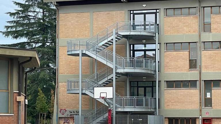 Insulti a studentesse sui muri di una scuola media a Cesena Insulti a studentesse sui muri di una scuola media a Cesena