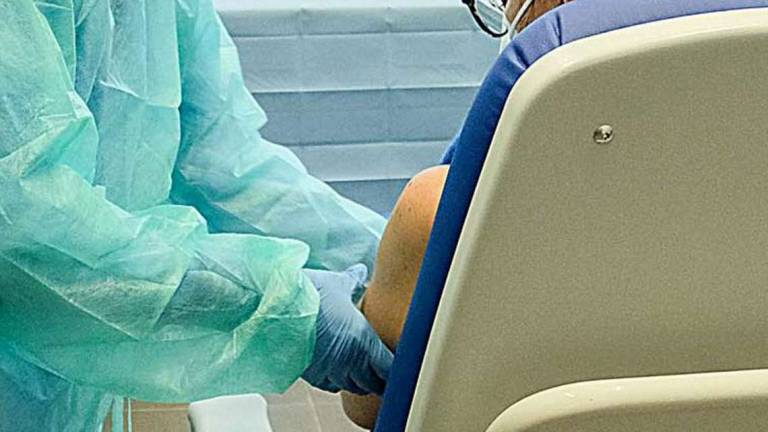 Sospeso medico no vax e operatrice sanitaria Sospeso medico no vax e operatrice sanitaria