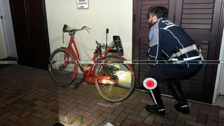 Forlì, ragazza 18enne investita in bici: sfondato il parabrezza di un'auto Forlì, ragazza 18enne investita in bici: sfondato il parabrezza di un'auto