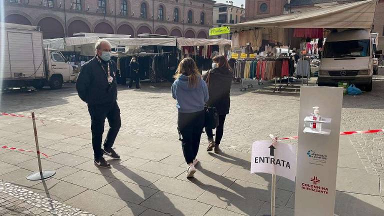 Imola, si riorganizza il mercato: addio a 18 bancarelle Imola, si riorganizza il mercato: addio a 18 bancarelle