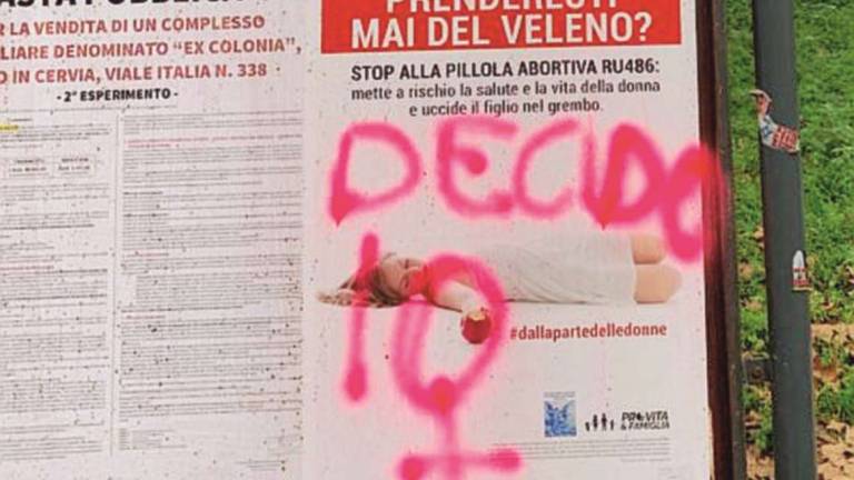 Pillola abortiva, guerra dei manifesti a Cesena e a Cesenatico Pillola abortiva, guerra dei manifesti a Cesena e a Cesenatico