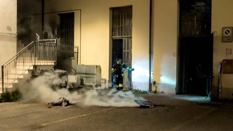 Incendio con tanto fumo al mercato coperto di Russi GALLERY Incendio con tanto fumo al mercato coperto di Russi GALLERY