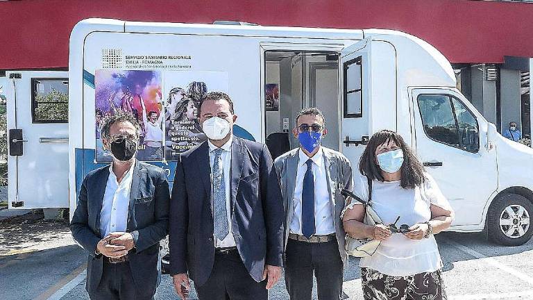 Covid, un week-end con 169 vaccini per il camper di Marina di Ravenna Covid, un week-end con 169 vaccini per il camper di Marina di Ravenna