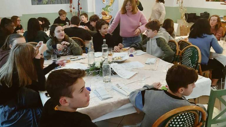 Cesena, alunni a tavola coi poveri alle Cucine popolari Cesena, alunni a tavola coi poveri alle Cucine popolari