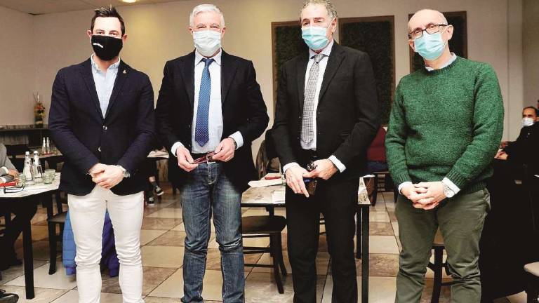 Cesena. protesta ristoratori a tavola in E45 per orari più larghi Cesena. protesta ristoratori a tavola in E45 per orari più larghi