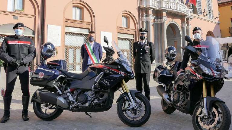 Imola. Due nuove moto Aprilia per i carabinieri Imola. Due nuove moto Aprilia per i carabinieri