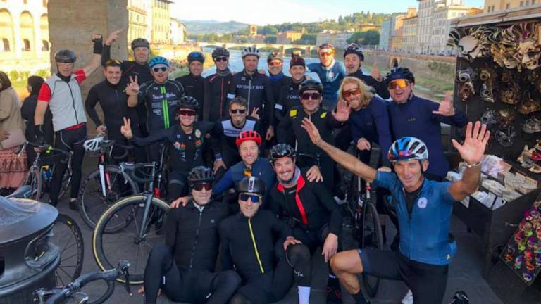 Sindaco di Cesenatico, 2 calciatori di A e amici in bici a Firenze Sindaco di Cesenatico, 2 calciatori di A e amici in bici a Firenze