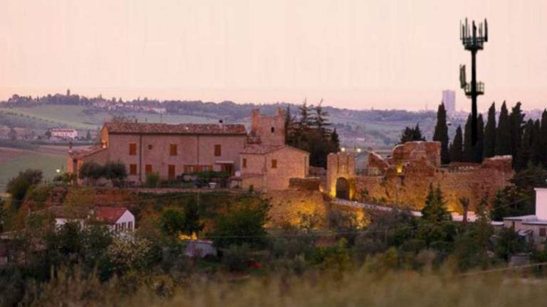 Coriano, 800 firme per salvare il Castello dall'antenna Coriano, 800 firme per salvare il Castello dall'antenna