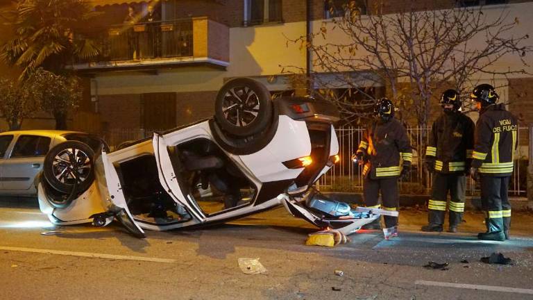 Ravenna, disabile urta un'auto in sosta e finisce a ruote all'aria Ravenna, disabile urta un'auto in sosta e finisce a ruote all'aria