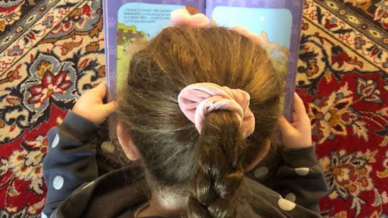 Rimini, la bimba di 5 anni che in un anno ha letto 111 libri: Adoro guardarli Rimini, la bimba di 5 anni che in un anno ha letto 111 libri: Adoro guardarli