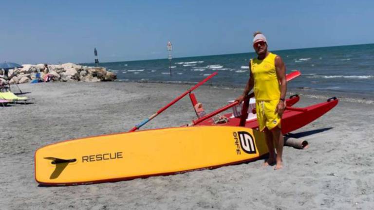 Cesenatico, 60enne salvato dal bagnino con il sup Cesenatico, 60enne salvato dal bagnino con il sup