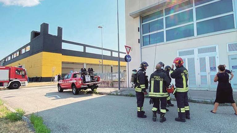 Cesena, incendio al magazzino farmaceutico dell'Ausl a Pievesestina Cesena, incendio al magazzino farmaceutico dell'Ausl a Pievesestina