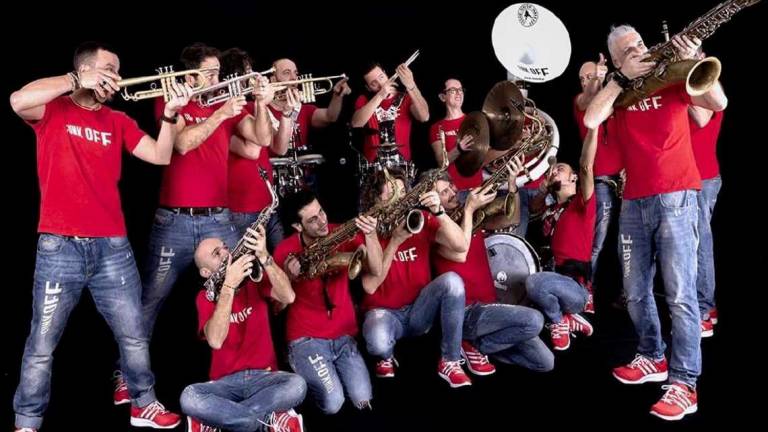 Cattolica diventa Strariva con la marchin' band Funk Off Cattolica diventa Strariva con la marchin' band Funk Off