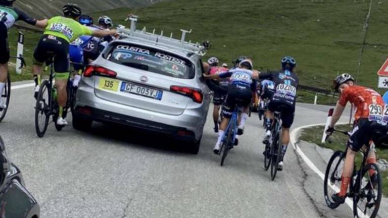 Ciclismo, si fanno trainare al Giro d'Italia Under 23: anche due romagnoli tra i 31 squalificati Ciclismo, si fanno trainare al Giro d'Italia Under 23: anche due romagnoli tra i 31 squalificati
